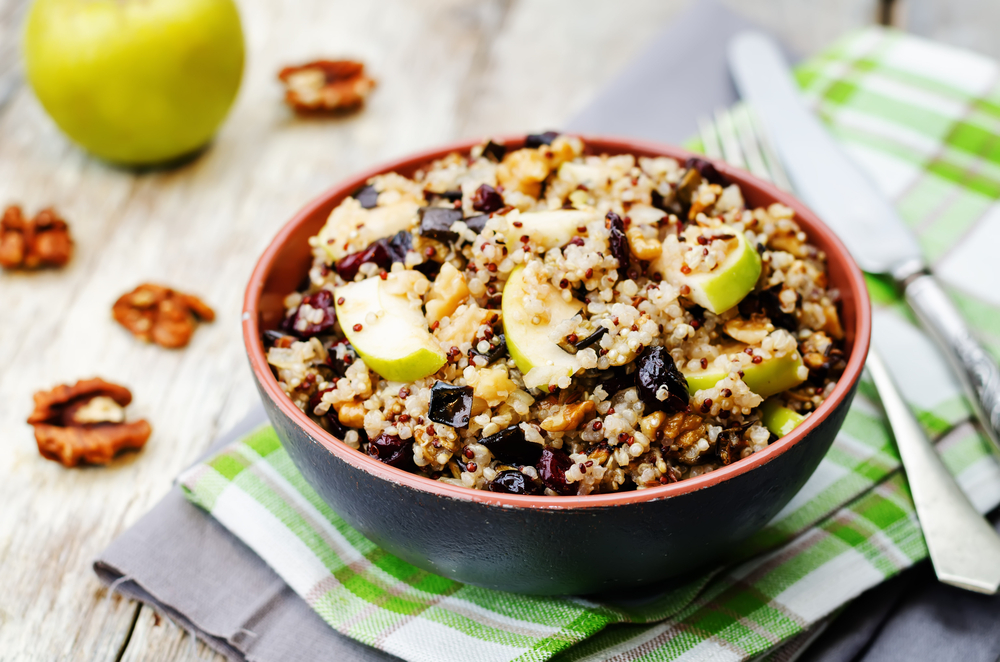 Cómo hacer una ensalada fresca de manzana, quinoa y berenjena